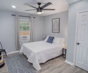 Photo 2 - Cozy and Lovely 2BR 1BA Apt#b Near Lively Downtown