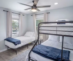 Photo 3 - Cozy and Lovely 2BR 1BA Apt#b Near Lively Downtown