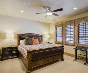 Photo 5 - The Lookout by Avantstay Beautiful Mountain Escape w/ Hot Tub & Movie Theatre