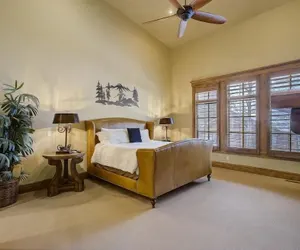 Photo 4 - The Lookout by Avantstay Beautiful Mountain Escape w/ Hot Tub & Movie Theatre