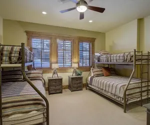 Photo 3 - The Lookout by Avantstay Beautiful Mountain Escape w/ Hot Tub & Movie Theatre