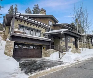 Photo 2 - The Lookout by Avantstay Beautiful Mountain Escape w/ Hot Tub & Movie Theatre