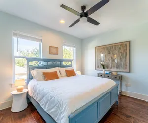 Photo 5 - Perry by Avantstay Walk to Miramar Beach! w/ Pool & Guest House!