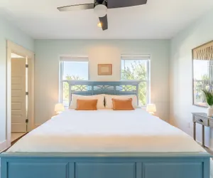 Photo 4 - Perry by Avantstay Walk to Miramar Beach! w/ Pool & Guest House!