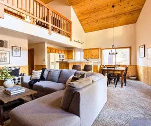 Photo 2 - 2 Cabins, Close to the Lake Hot Tub, Game Loft, Deck, 6bdr Jumper & Jackhorn