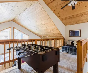 Photo 3 - 2 Cabins, Close to the Lake Hot Tub, Game Loft, Deck, 6bdr Jumper & Jackhorn