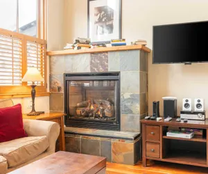 Photo 3 - Owl Meadows 24 by Avantstay Walking Distance to Town & Slopes!