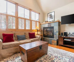 Photo 4 - Owl Meadows 24 by Avantstay Walking Distance to Town & Slopes!