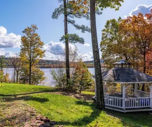 Photo 5 - River House by Avantstay Historic & Secluded Estate on the Hudson River w/ Pool Sleeps 24!