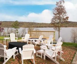 Photo 2 - River House by Avantstay Historic & Secluded Estate on the Hudson River w/ Pool Sleeps 24!