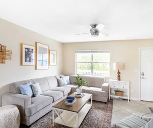 Photo 5 - Harper by Avantstay Beautiful Home w/ Pool Walk to the Beach!