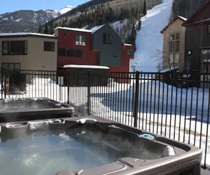 Photo 2 - Cimarron Lodge 14 by Avantstay Ski-in/ski-out Property in Complex w/ Two Hot Tubs! Permit#3601