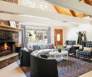 Photo 2 - Hartwood by Avantstay Cozy Big Bear Abode w/ Spacious Deck & Stone Fireplace
