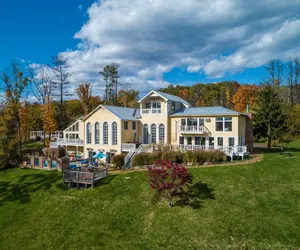 Photo 2 - Shakespeare on the Hudson by Avantstay Two Home Buyout on the Hudson River! 22 Bedrooms!