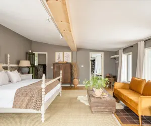 Photo 4 - Shakespeare on the Hudson by Avantstay Two Home Buyout on the Hudson River! 22 Bedrooms!