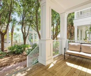 Photo 5 - Bellview by Avantstay Gorgeous Home w/ Multiple Balconies & Living Areas