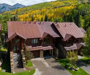 Photo 2 - Townhome on the Creek 135 by Avantstay Ski In/ Ski Out Home w/ Hot Tub