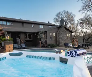 Photo 3 - Gable by Avantstay Beautiful 3.5 Acre Oasis w/ Gorgeous Views, Pool & Hot Tub