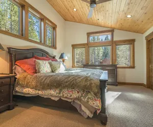 Photo 5 - Sawtooth by Avantstay Spacious Pine Tree Cabin w/ Hot Tub