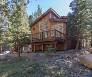 Photo 2 - Sawtooth by Avantstay Spacious Pine Tree Cabin w/ Hot Tub