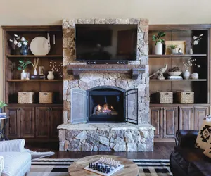 Photo 5 - Klamath by Avantstay Gorgeous Mountain Home w/ Fire Pit, Spa & Lake Views