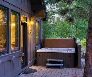 Photo 3 - Klamath by Avantstay Gorgeous Mountain Home w/ Fire Pit, Spa & Lake Views