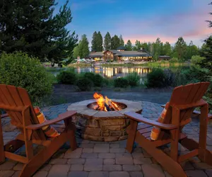 Photo 4 - Klamath by Avantstay Gorgeous Mountain Home w/ Fire Pit, Spa & Lake Views