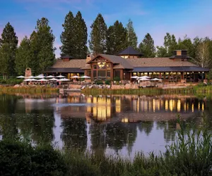 Photo 2 - Klamath by Avantstay Gorgeous Mountain Home w/ Fire Pit, Spa & Lake Views