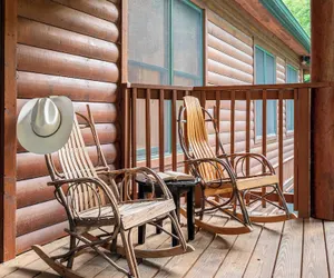 Photo 2 - Hickory Ridge by Avantstay Sleeps 20! Incredible Private Elevated Cabin