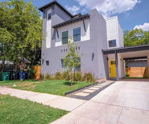 Photo 2 - Gorgeous 3 BR 2 BA Near Amazing Downtown