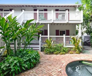 Photo 2 - Emma's Escape by Avantstay Key West Central w/ Shared Pool & Hot Tub Month Long Stays Only