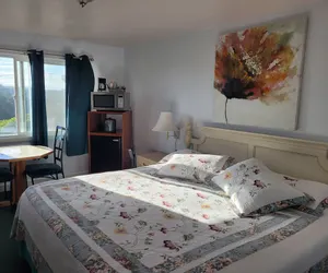Photo 3 - Newport Bay Motel