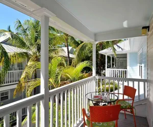 Photo 2 - Breezy Bungalow by Avantstay Close 2 Zachary Taylor State Park & Beach w/ Shared Pool Week Long Stays