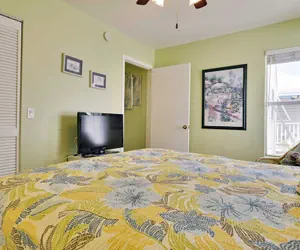 Photo 4 - Duval Breeze by Avantstay Great Location Close to Beach & Nightlife Shared Pool! Week Long Stays