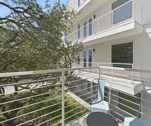 Photo 4 - Chic King Bed 1BR Suite 5 Min to DT