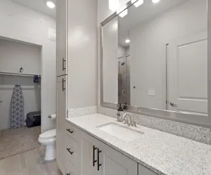 Photo 5 - Chic King Bed 1BR Suite 5 Min to DT