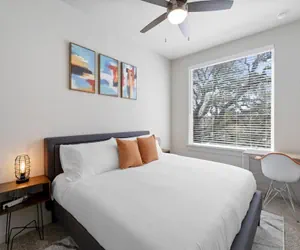 Photo 3 - Chic King Bed 1BR Suite 5 Min to DT