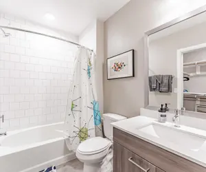 Photo 3 - Quaint King Bed 1BR 5 Min to DT