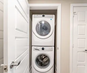 Photo 5 - Quaint King Bed 1BR 5 Min to DT