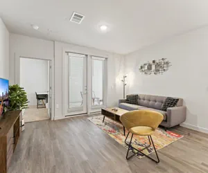 Photo 3 - Top Floor 2BR King Beds Suite 8 Min to Downtown