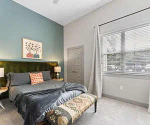 Photo 4 - Grand 1BR King Suite Close to Downtown w Fast Wifi