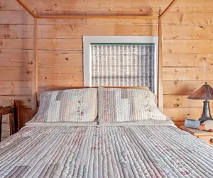 Photo 5 - Mighty Oak Log Cabin 2 Bedroom Cabin by RedAwning