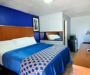 Photo 3 - Golden Inn