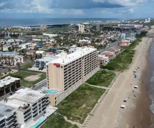 Photo 2 - Inverness Penthouse 3 Bedroom Home by RedAwning