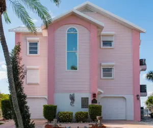 Photo 2 - 232 S Harbor Dr - Island Bay 3 Bedroom Home by RedAwning