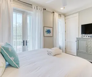 Photo 5 - Azalea Abbey by Avantstay 350ft to Beach! w/ Pool, Outdoor Kitchen & Amazing Views