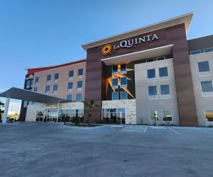 Photo 2 - La Quinta Inn & Suites by Wyndham Del Rio