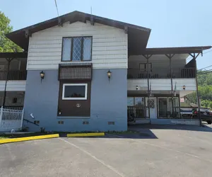 Photo 2 - Ski Mountain Lodge