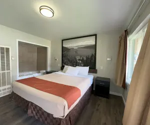 Photo 2 - Alpine Inn and Spa