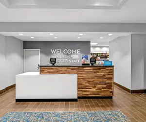 Photo 4 - Hampton Inn Omaha/West Dodge Road (Old Mill)